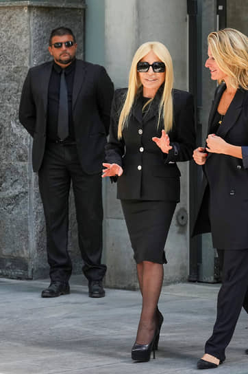 Модельер Донателла Версаче (в центре)