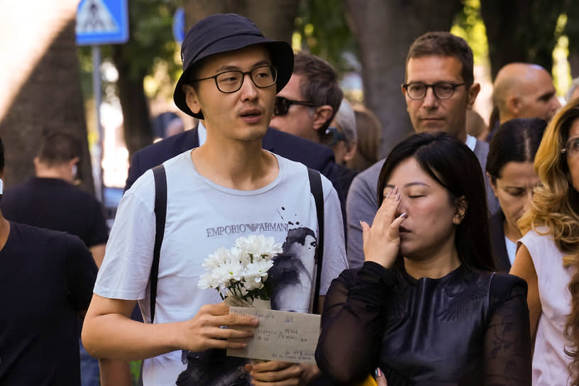 Поклонники модельера в очереди