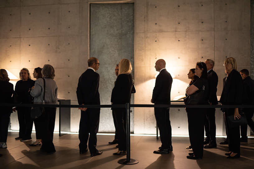 Организаторы церемонии разделили очередь на две части: с одной стороны от входа выстроились сотрудники модного дома, с другой — поклонники, приехавшие почтить память кутюрье