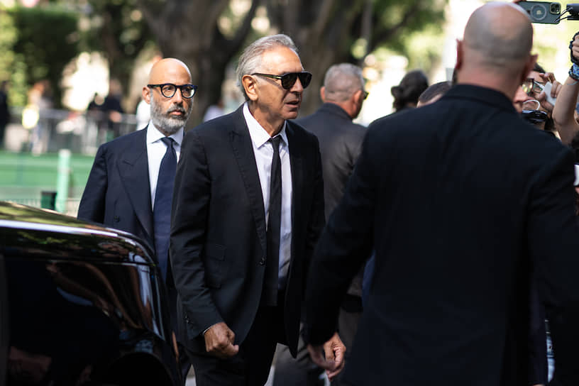 Президент Палаты моды Италии Карло Капаза (второй слева)