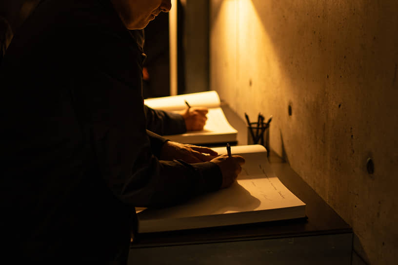 Участники церемонии оставляют памятные записи в гостевой книге