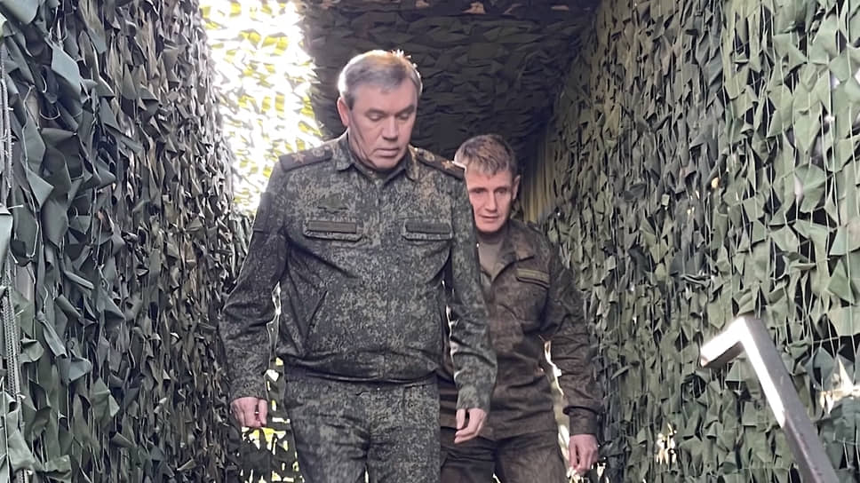 Валерий Герасимов награжден орденами Святого Георгия IV и III степени (2015, 2017), «За заслуги перед Отечеством» IV и III степени с мечами (2002, 2014), «За заслуги перед Отечеством» I степени (2021), Александра Невского (2020), рядом медалей&lt;br>
На фото: на проверке группировки войск, задействованных в спецоперации на Украине, 2022 год 