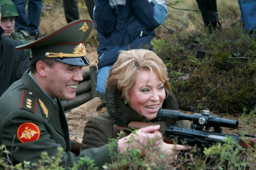 Командующий войсками ЛенВО Валерий Герасимов с губернатором Санкт-Петербурга Валентиной Матвиенко на военных сборах для сотрудников администрации города, 2008 год