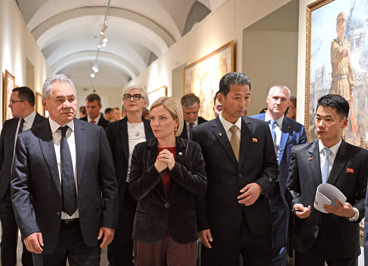 Секретарь Совбеза Сергей Шойгу (слева) и министр культуры Ольга Любимова прошлись по залам вместе с министром культуры КНДР Сын Чон Гю (третий слева)