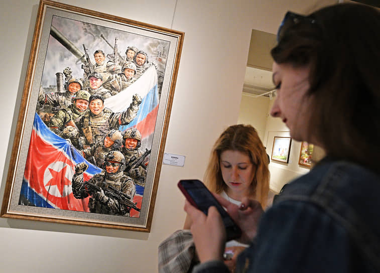 Одна из главных работ выставки названа «В одном окопе». Ранее северокорейский лидер Ким Чен Ын говорил, что «КНДР и Россия сейчас творят историю во имя справедливости, находясь в одном окопе в борьбе за международный мир и стабильность, за достоинство и суверенитет»