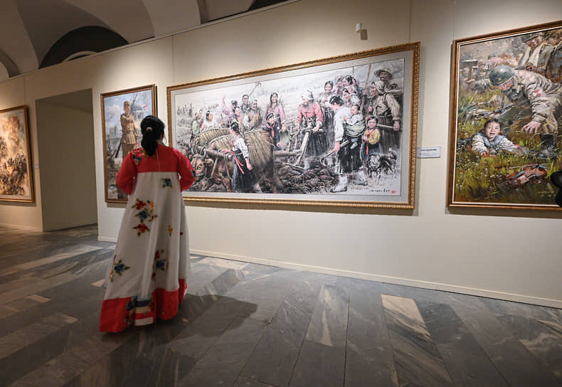 В экспозиции «КНДР. Страна великого народа» представлено 123 произведения, включая корейскую национальную живопись (Чосон хва), гравюру, керамику, мозаику и вышивку
