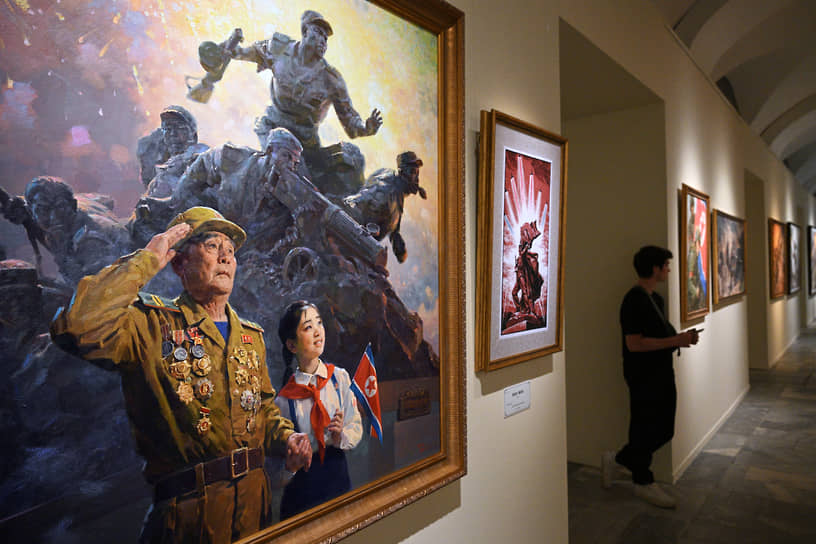 На выставке представлены работы нескольких творческих коллективов из КНДР, в том числе творческого объединения «Мансудэ» и творческого объединения Минобороны, а также Пхеньянского института изобразительных искусств 