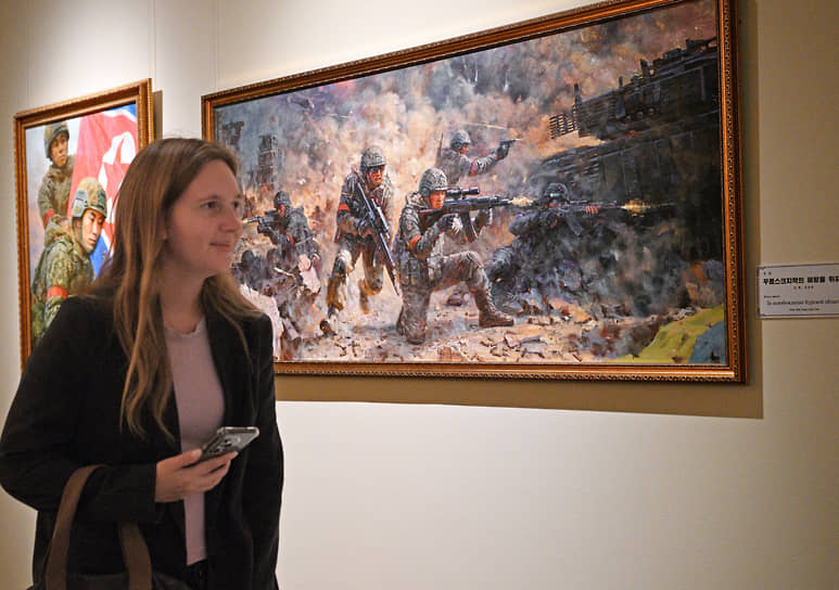 Около картины «За освобождение Курской области» министр культуры Ольга Любимова и секретарь Совбеза Сергей Шойгу задержались особенно долго
