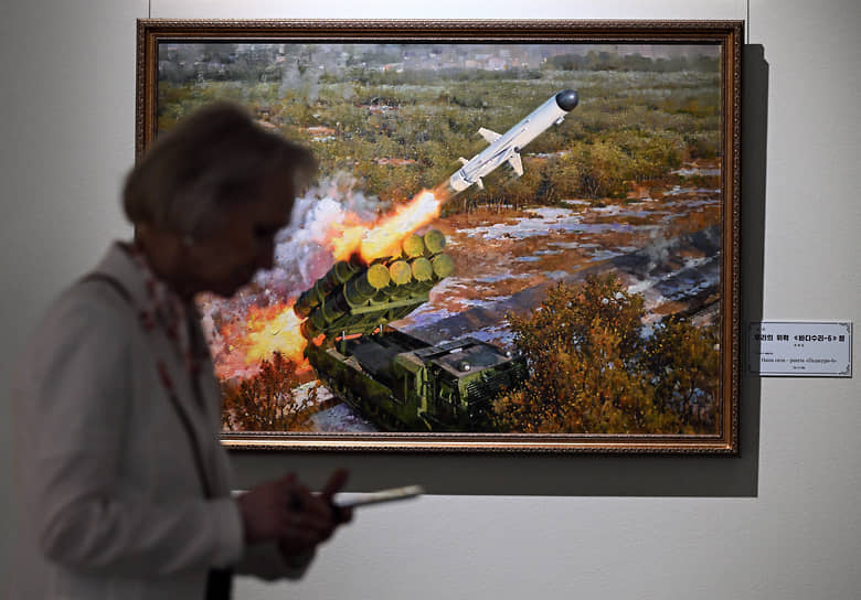 В отдельном зале выставлены произведения, демонстрирующие достижения военно-промышленного комплекса КНДР
