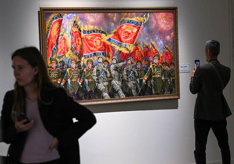 Картины современных северокорейских художников впервые вывезли за пределы страны, эта озаглавлена «Парадная колонна со славными воинскими знаменами» 
