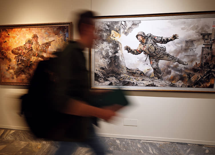 На выставке представлены и совсем новые работы, посвященные участию северокорейских бойцов в СВО
