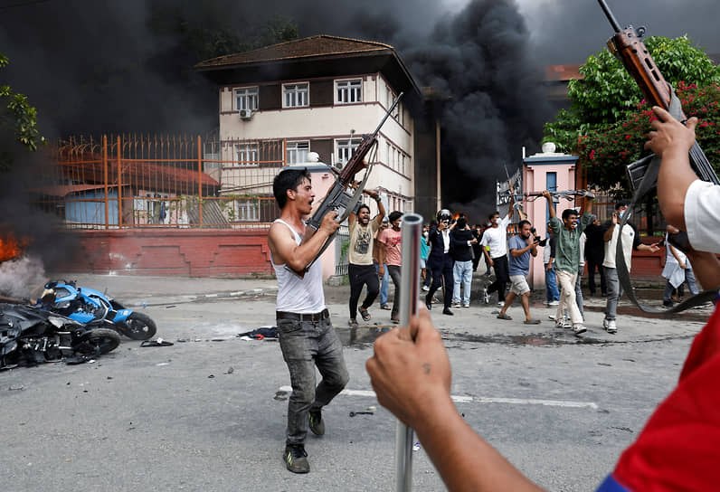 Непальские протестующие у здания Верховного суда в Катманду