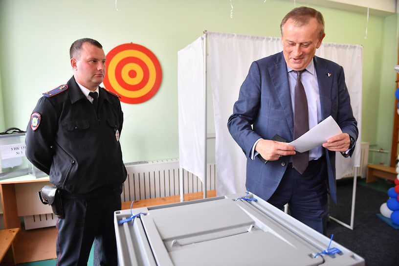 ÐÑÐ±ÐµÑÐ½Ð°ÑÐ¾Ñ ÐÐµÐ½Ð¸Ð½Ð³ÑÐ°Ð´ÑÐºÐ¾Ð¹ Ð¾Ð±Ð»Ð°ÑÑÐ¸ ÐÐ»ÐµÐºÑÐ°Ð½Ð´Ñ ÐÑÐ¾Ð·Ð´ÐµÐ½ÐºÐ¾ (ÑÐ¿ÑÐ°Ð²Ð°) Ð²Ð¾ Ð²ÑÐµÐ¼Ñ Ð³Ð¾Ð»Ð¾ÑÐ¾Ð²Ð°Ð½Ð¸Ñ Ð½Ð° Ð¸Ð·Ð±Ð¸ÑÐ°ÑÐµÐ»ÑÐ½Ð¾Ð¼ ÑÑÐ°ÑÑÐºÐµ â 131