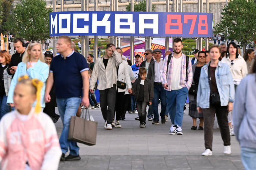 Горожане и гости столицы на ВДНХ