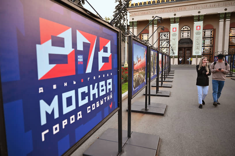По всему городу на билбордах, остановках и афишных стендах можно увидеть более 600 праздничных плакатов