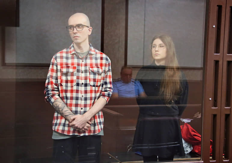 Сергей Козлов (слева) и Евгения Самойлова во время заседания суда