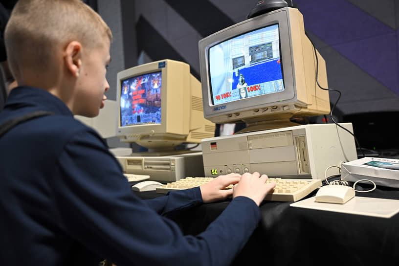 Гость фестиваля играет на ретро-компьютере
