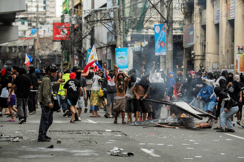 Митингующие бросали в полицейских бутылки, краску и камни
