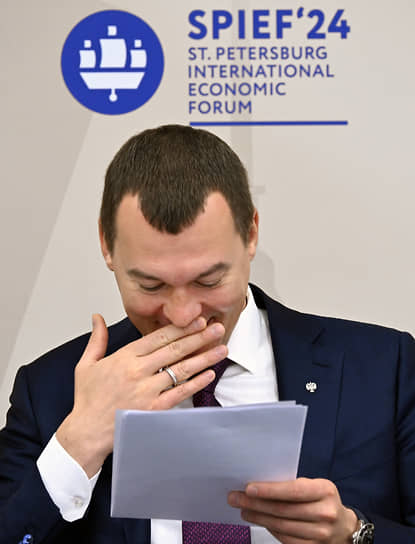 Прикрывать рукой рот можно, если хочется сделать незаметной усмешку или зевоту&lt;br>
На фото: министр спорта России Михаил Дегтярев, 2024 год
 