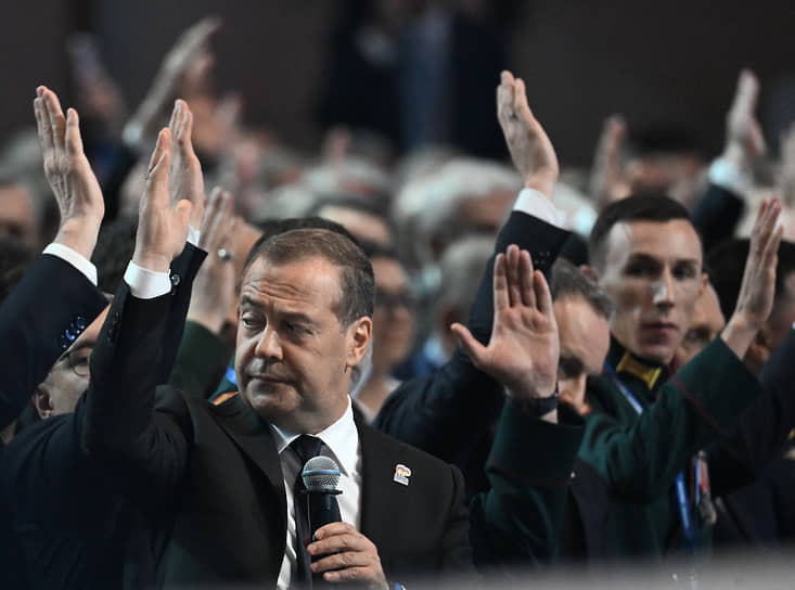 Коллективное поднятие рук чаще всего случается во время публичного голосования&lt;br>
На фото: зампред Совбеза РФ Дмитрий Медведев с соратниками по партии, 2024 год

