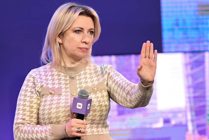 Поднять вверх руку — значит попытаться привлечь внимание&lt;br>
На фото: директор Департамента информации и печати МИДа Мария Захарова, 2025
