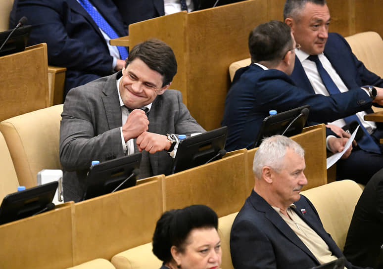Председатель комитета Госдумы по информационной политике, информационным технологиям и связи Сергей Боярский умеет без слов объяснить, что он сделает с шеей своих врагов, 2025 год