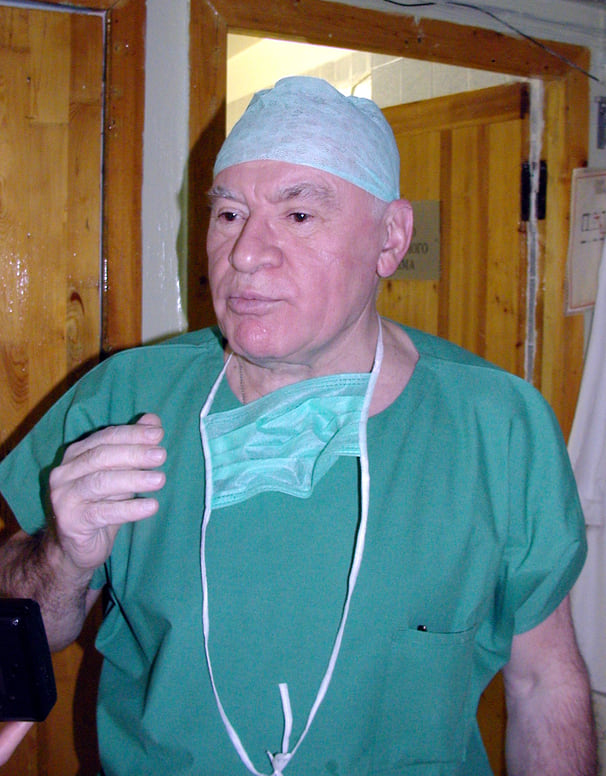 Лео Бокерия проводит операцию, 2003