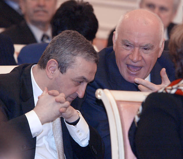 Лео Бокерия (справа) на церемонии вручения наград лауреатам Государственной премии в Доме Правительства России, 2004