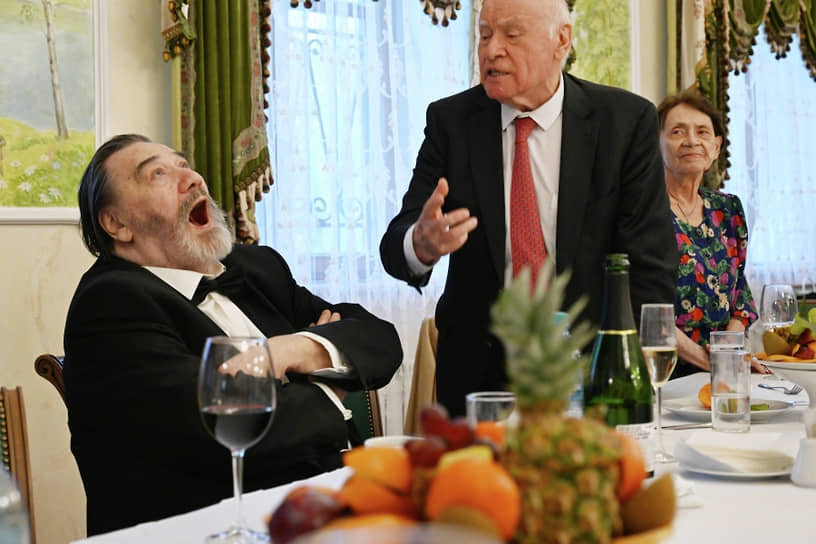 Солист Большого театра Владимир Маторин и Лео Бокерия с супругой Ольгой на праздновании дня рождения Владимира Маторина в Москве, 2025