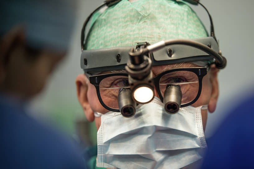 Лео Бокерия во время проведения операции, 2015