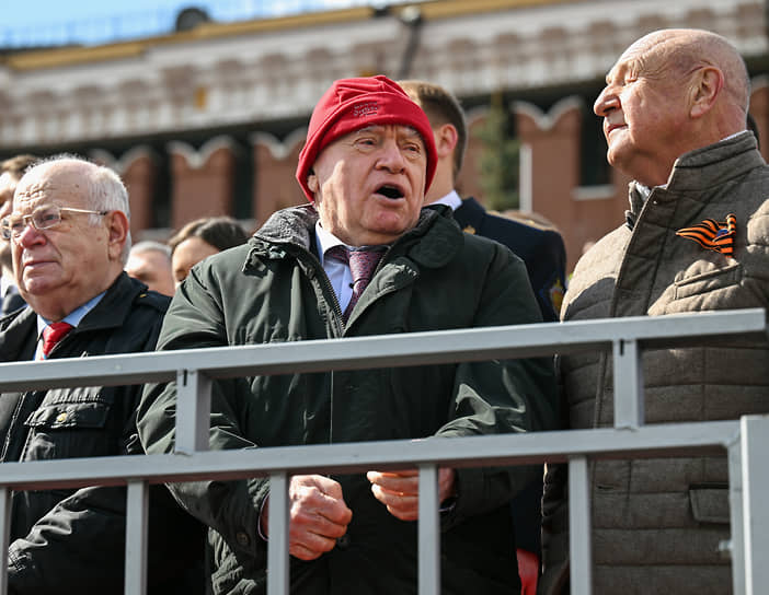 Лео Бокерия (в центре) во время парада на Красной площади, 2022