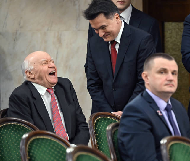 Лео Бокерия (слева) перед началом церемонии вручения коллективу МГУ имени М. В. Ломоносова ордена «За доблестный труд», 2025