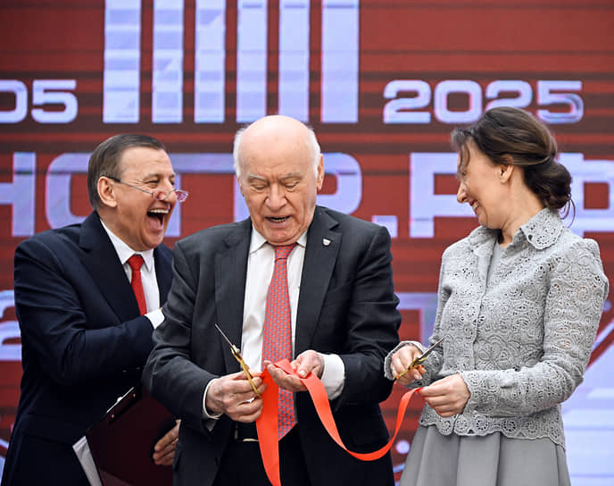 Лео Бокерия (в центре) и заместитель председателя Государственной думы России Анна Кузнецова (справа) во время церемонии открытия форума «Здоровье нации — основа процветания России», 2025