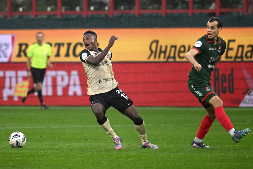 Игрок «Рубина» Андерсон Арройо (слева) и игрок «Локомотива» Артем Карпускас (справа) во время матча на стадионе «РЖД Арена»