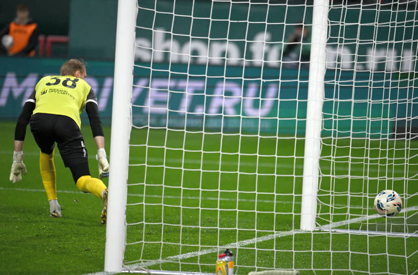 Момент матча между командами «Локомотив» и «Рубин»