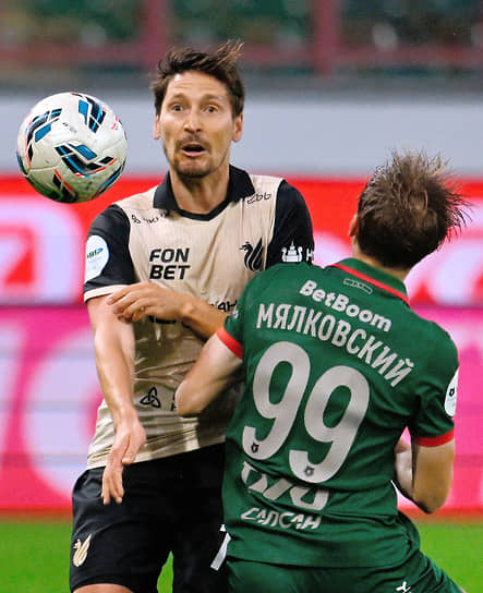 Момент матча между командами «Локомотив» и «Рубин»