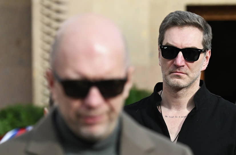 Телеведущий Анатолий Кузичев и журналист Антон Красовский (справа)