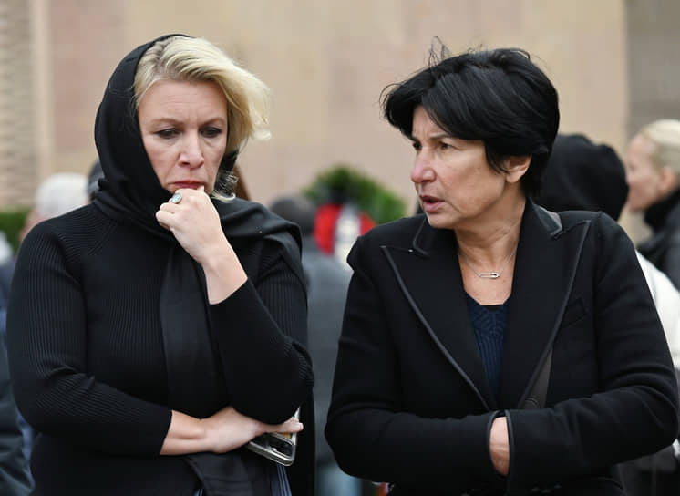 Официальный представитель МИД РФ Мария Захарова (слева) и чрезвычайный и полномочный посол РФ в Республике Маврикий Ирада Зейналова 