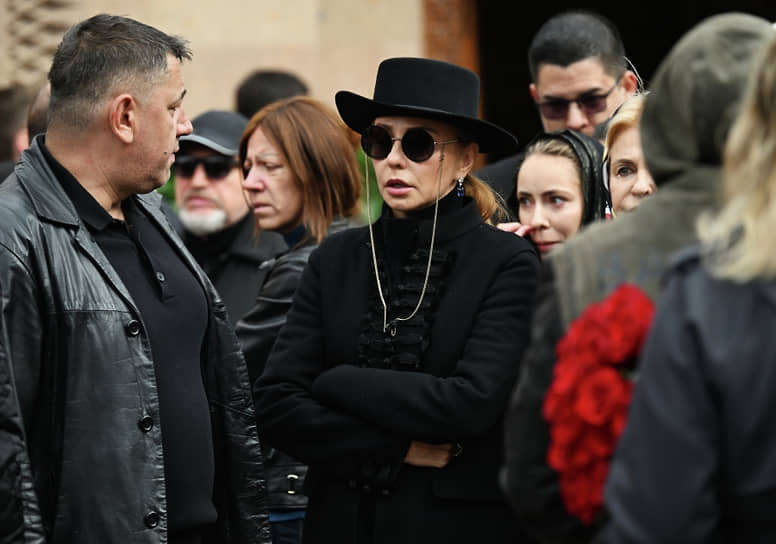 Фигуристка Татьяна Навка (в центре) 