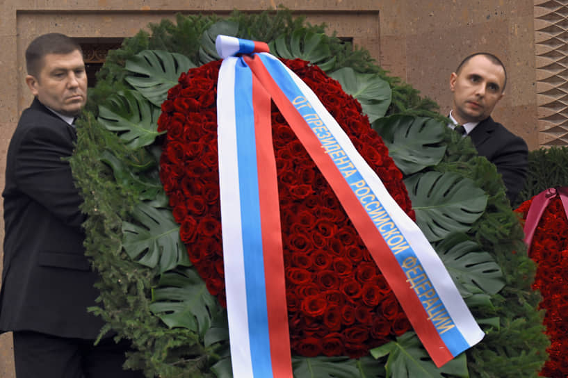 Траурный венок от президента России Владимира Путина