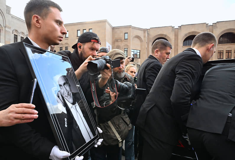 Церемонию посетили несколько сотен человек