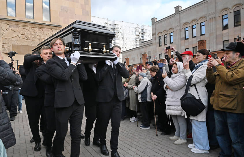 Гроб с телом режиссера вынесли из часовни под аплодисменты