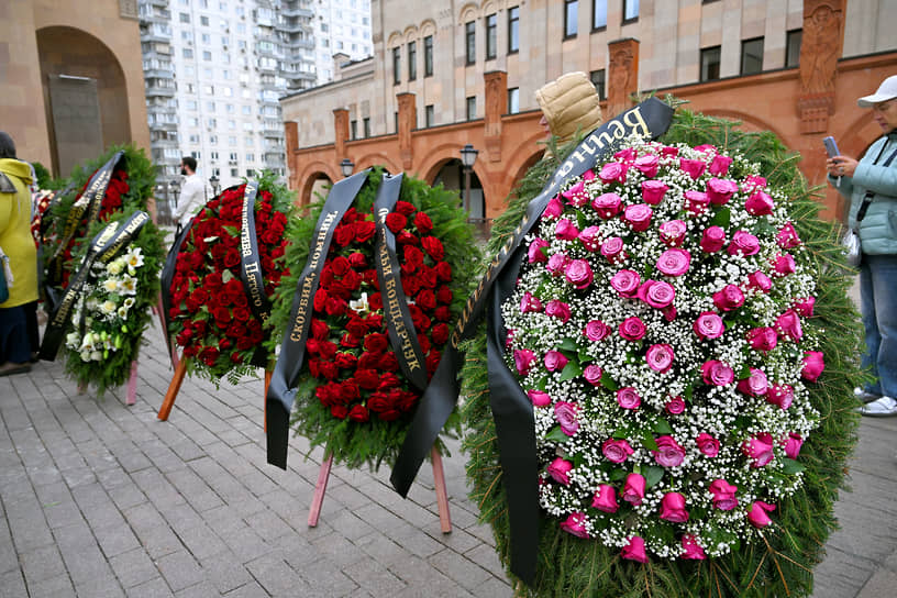 Траурные венки на церемонии