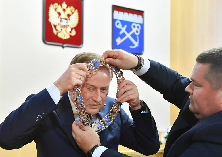 Губернатор Ленинградской области Александр Дрозденко (слева) во время церемонии инаугурации в Санкт-Петербурге