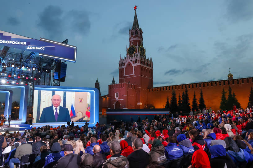 В этом году День воссоединения новых регионов с Россией отмечался скромнее, чем прежде (на фото — митинг-концерт по случаю праздника 30 сентября 2024 года) 