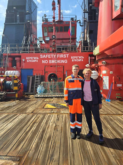 Елена Дорофеева с Дмитрием Прибытковым на борту судна