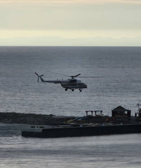 Экипаж Ми-8 обследует морскую акваторию