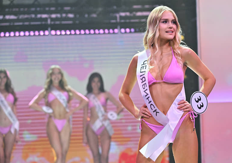 Участницы конкурса во время дефиле в купальниках