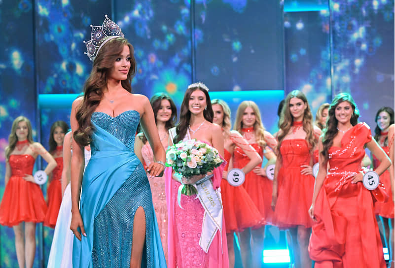 «Мисс Россия-2024» Валентина Алексеева (слева) на церемонии награждения