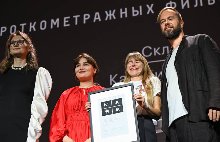 Режиссер, сценарист Анна Кузнецова (слева), режиссер Катерина Скакун (вторая справа) и продюсер Сергей Корнихин